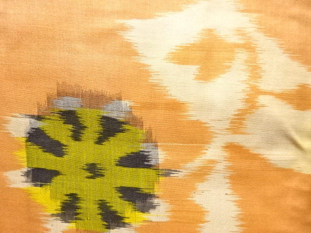 アンティーク　地紙に花模様織り出し銘仙着物